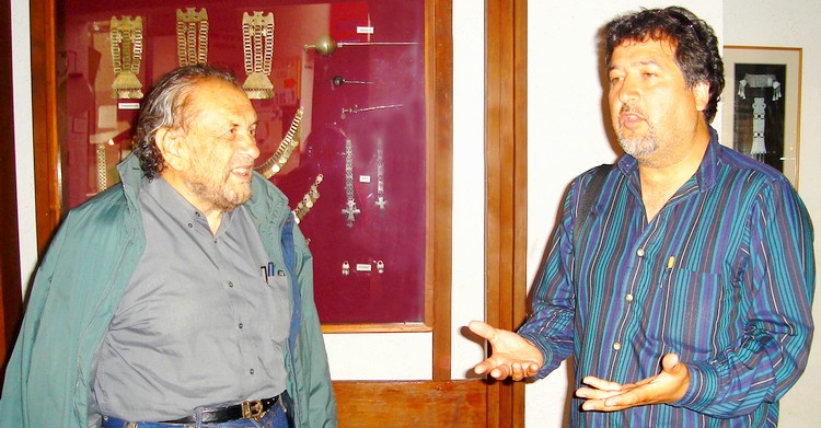 Julio Escámez con Eugenio Salas durante al visita el Museo Mapuche, 2008.
Footografía Angélica Salas.