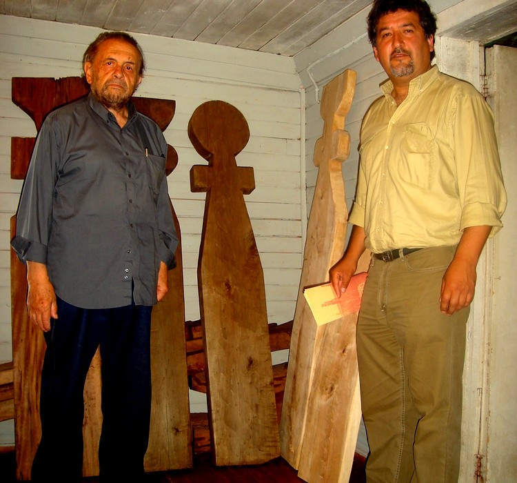 Julio Escámez con Eugenio Salas, en el taller de Salas en Cañete, 2008.
Footografía Angélica Salas